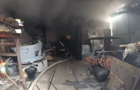 Каховские пожарные ликвидировали пожар в гараже и спасли автомобиль
