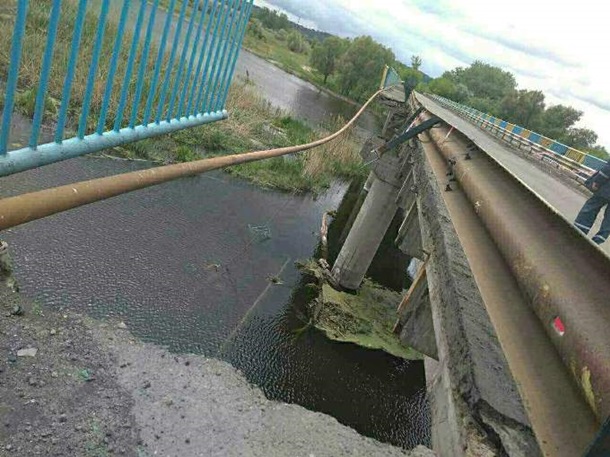 Под Харьковом обвалилась часть моста