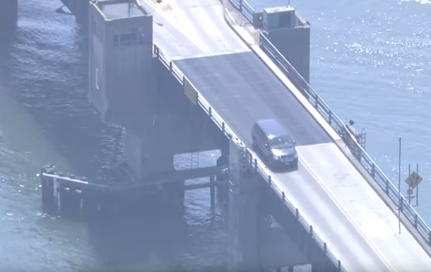 В США авто перескочило через разведенный мост