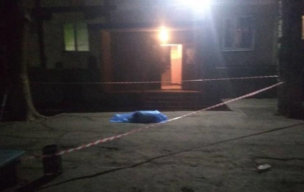 В Запорожье выпрыгнувший из окна мужчина убил стоявшего возле дома ребенка