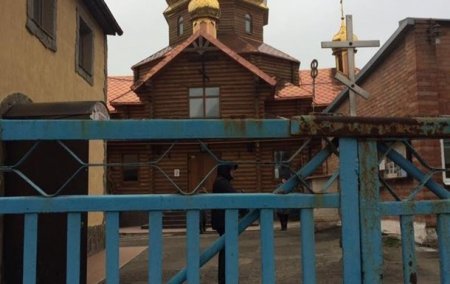 В Запорожье возле храма УПЦ МП избили из-за куклы двух мужчин