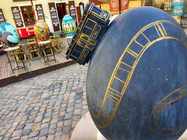 В центре Львова украли две полуметровые писанки