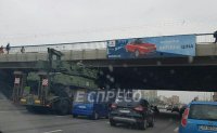В Киеве тягач с бронетехникой застрял под мостом