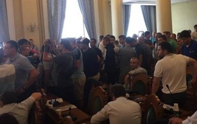 Во Львове активисты ворвались в здание горсовета и заблокировали сессию