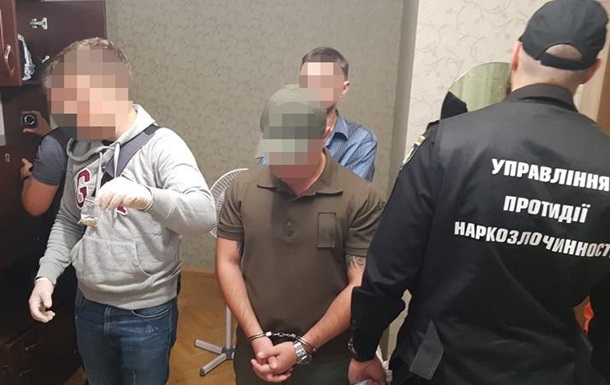 В Киеве задержали сотрудника СИЗО за сбыт наркотиков заключенным
