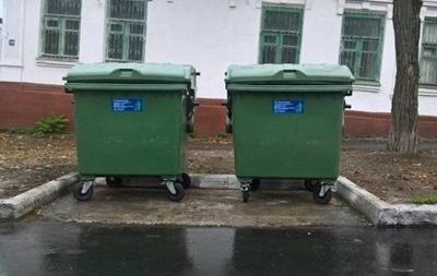 Жители Днепра выкрали мусорные баки и квасили в них капусту