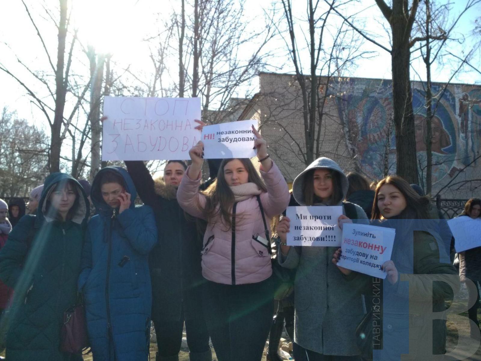 Студенты Новокаховского агроколледжа митингуют против строительства киосков