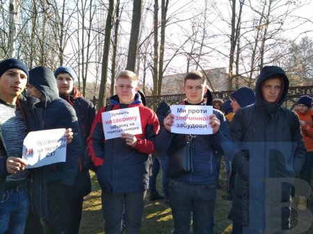 Студенты Новокаховского агроколледжа митингуют против строительства киосков